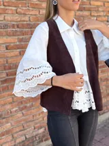 Chaleco marrón de cuero con corte clásico.