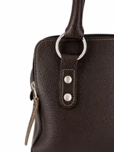 Cartera de cuero floater color chocolate con textura suave, doble asa reforzada, tres compartimentos independientes con cierre y bolsillo exterior con solapa.