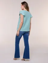 Blusa blanca de broderie con escote redondo, canesú en V con detalle de encaje, frunces en el frente y mangas cortas tipo mariposa.