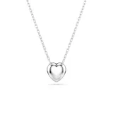Colgante con cadena plateada y dije en forma de corazón con cristal central y halo de pavé transparente.