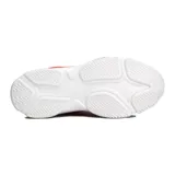 Championes deportivos Diadora modelo Wimbledon, color blanco con detalles en rojo vibrante en el forro interior y el logo lateral. Suela gruesa de goma blanca.