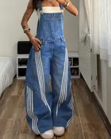 Entero de jean con diseño de pierna ancha y paneles laterales con rayas blancas verticales. Presenta un bolsillo frontal en el pecho, bolsillos laterales y cierre de botones en los costados.