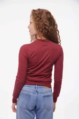 Polera negra de tejido de punto con cuello alto y mangas largas.