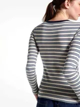Camiseta de manga larga con cuello redondo, confeccionada en tejido acanalado con diseño de rayas horizontales en tonos claros y bordó. Presenta un pequeño bordado decorativo en el centro del pecho.