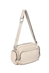 Bandolera negra con correa ajustable, bolsillo en la parte delantera y a los costados.