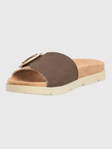 Sandalia tipo slide con tira ancha de tejido texturizado en tono beige y detalle de hebilla circular decorativa en color marrón. Cuenta con plantilla anatómica y suela de poliuretano dentada en color crema.