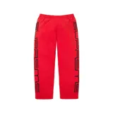 Pantalón de jogging rojo de corte regular fit, con cintura elástica y gran estampado lateral en contraste con la palabra "Supreme".
