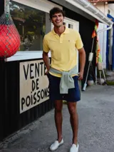 Bermuda cargo de corte regular fit en color azul marino, confeccionada en algodón. Cuenta con cintura elástica con cordones ajustables y bolsillos laterales tipo cargo en las piernas.