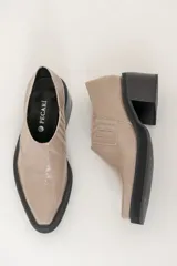 Botines negros de charol con elástico lateral, punta cuadrada y tacón bloque.