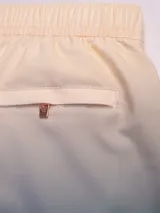 Short de baño con cintura elástica y cordón ajustable, con diseño degradado que va de celeste a azul marino.