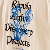 Remera color beige con logo estampado en el pecho.