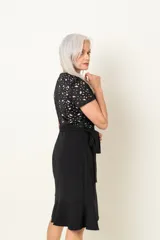 Vestido corto negro con corsé con forro color piel, diseño jianzhi, falda cruzada, lazo y terminación de volado.