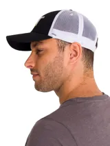 Gorra tipo trucker con frente negro y malla trasera blanca, con el logo de la marca bordado en el frente.