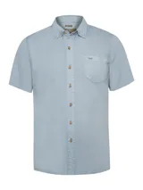 Camisa de manga corta RKF confeccionada en tencel, color azul claro. Presenta cuello clásico, cierre frontal con botones de madera, bolsillo en el pecho con el logo del pato bordado al tono y pinza en la espalda.