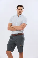 Bermuda cargo de gabardina en color gris oscuro, corte recto, con bolsillos laterales con solapa y cierre de botones y cremallera.