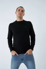 Sweater de tejido de punto con mezcla de algodón y cashmere, de calce regular, con escote redondo a la base, mangas largas y puños y dobladillo acanalados. Presenta un pequeño logo bordado en el pecho.