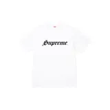 Remera de manga corta color blanco con estampado frontal del logo de la marca en tipografía gótica negra.