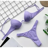 Conjunto de bikini color lila, compuesto por un soutien con aro y tirantes finos regulables, y una bombacha colaless de tiro medio.