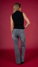 Pantalón de jean celeste con estampado animal print en negro.