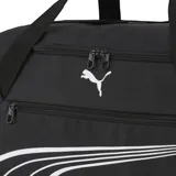 Bolso deportivo Puma negro con logo y detalles en blanco. Cuenta con doble asa de mano, correa ajustable para el hombro, bolsillo lateral de malla y compartimento principal con cierre.