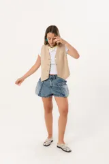 Short de jean celeste con bolsillos cargo laterales y corte abullonado.