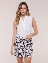 Falda con short interno integrada, de la marca Zac & Rachel, con diseño estampado floral en tonos blancos, negros y marrones. Cuenta con pretina ancha elastizada y bolsillos delanteros.