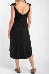 Vestido midi marrón de tejido acanalado, con escote en V y tirantes ajustables con lazos en los hombros.
