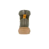 Borcegos tobilleros Mutma Anga de cuero verde militar y gamuza, con cuello acolchado, cordones, suela chunky acanalada marrón y detalles en cuero tostado.