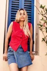 Chaleco rojo de lino con botones marmolados y tira ajustable en la espalda.