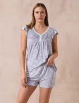 Conjunto de pijama marca René Rofé, compuesto por un short con cintura elastizada y una remera de escote en V con aplique de puntilla, botones y detalle plisado.