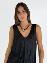 Collar corto de piedras irregulares color caramelo con dije de media luna plateada.