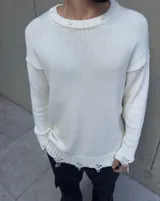 Sweater de hilo color blanco roto, con diseño de cuello redondo, puños y ruedo con detalles desgastados. Presenta un corte holgado y tejido de punto grueso.