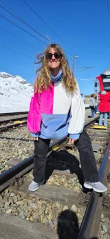 Polerón oversize con bloques de color lila, verde agua y negro.