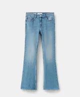 Jeans de denim azul claro con tiro medio y botamanga sin costura, de corte recto.