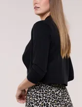 Cardigan tejido estilo bolero de color blanco, con mangas cortas y diseño frontal abierto.