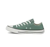 Championes Converse modelo Chuck Taylor All Star de corte bajo, confeccionados en lona color verde con puntera y suela de goma blanca con detalles en negro.