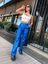 Top negro asimétrico con un solo tirante ancho y un corte en el pecho.