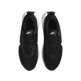 Championes Nike Promina de running, color negro con logo lateral en blanco y suela de plataforma blanca con diseño estriado.