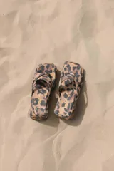 Sandalias con plataforma y estampado animal print.