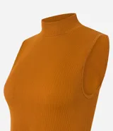 Top sin mangas color marrón óxido, ajustado al cuerpo, con cuello alto y textura acanalada.
