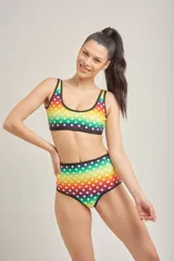 Conjunto de bikini con corpiño triangular estampado con motivos geométricos y bombacha tiro alto color verde liso.