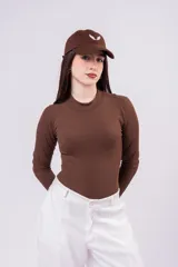 Body de mangas largas color marrón, con cuello elevado y diseño ajustado al cuerpo.