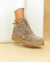 Bota acordonada de cuero color arena con suela track color beige.