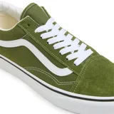Championes Vans modelo Old Skool color verde oliva, con la icónica banda lateral blanca, confeccionados en una combinación de gamuza y lona, con suela de goma vulcanizada.