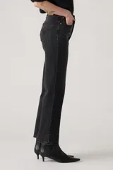 Jeans de tiro alto con corte recto y largo al tobillo, confeccionados en denim de algodón color negro lavado.