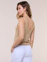 Musculosa de hilo color beige con tejido de punto calado, escote en V y breteles anchos.