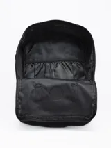 Mochila color verde militar con diseño clásico y minimalista. Cuenta con un compartimento principal con cierre de doble cremallera, un bolsillo frontal con cierre y dos asas superiores con broche. En el frente, tiene un parche circular con el texto "FORUM INDUSTRIES CO." en rojo.