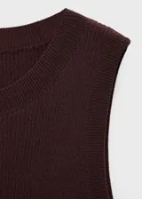 Top sin mangas de tejido de punto fino, con cuello redondo y diseño entallado.