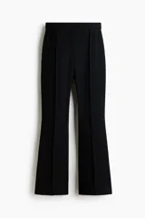Pantalón en punto pesado de tiro alto, color negro, con elástico oculto en la cintura, cierre y pretina prolongada con corchete oculto. Piernas bootcut con raya cosida.