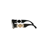 Lentes de sol Versace Eyewear de marco rectangular negro, adornados con tachas doradas a lo largo de todo el frente y las patillas. Lentes oscuros.